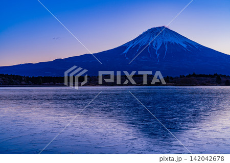 【静岡県】薄氷の張った田貫湖越しに富士山 【静岡県】薄氷の張った田貫湖越しに富士山 142042678