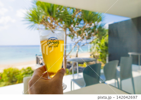 ビーチのオーシャンビューレストランカフェのバーでビールで乾杯・南国リゾート(鹿児島県奄美大島) ビーチのオーシャンビューレストランカフェのバーでビールで乾杯・南国リゾート(鹿児島県奄美大島) 142042697