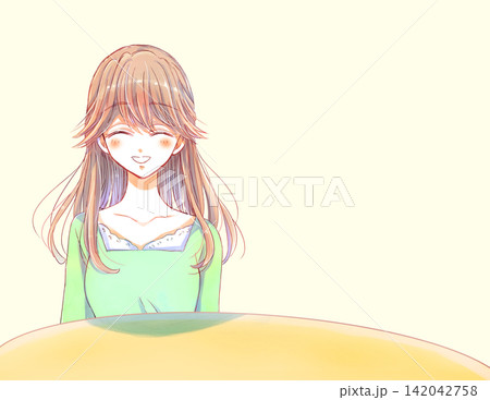 優しい雰囲気の女性　笑顔　にこにこ　机 142042758