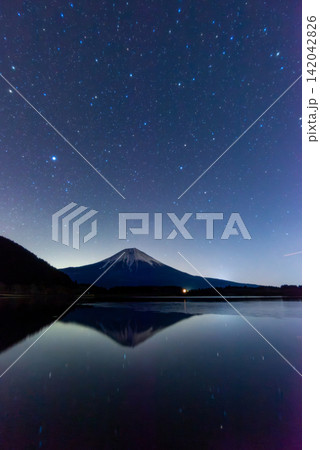 【静岡県】星空の下、厳冬期の田貫湖と富士山 【静岡県】星空の下、厳冬期の田貫湖と富士山 142042826