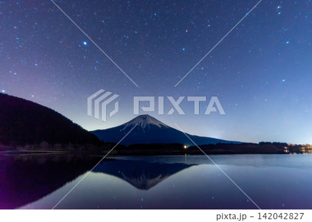 【静岡県】星空の下、厳冬期の田貫湖と富士山 【静岡県】星空の下、厳冬期の田貫湖と富士山 142042827