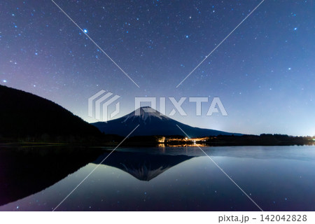 【静岡県】星空の下、厳冬期の田貫湖と富士山 【静岡県】星空の下、厳冬期の田貫湖と富士山 142042828