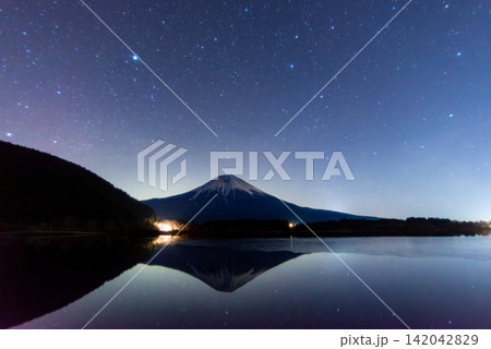 【静岡県】星空の下、厳冬期の田貫湖と富士山 【静岡県】星空の下、厳冬期の田貫湖と富士山 142042829