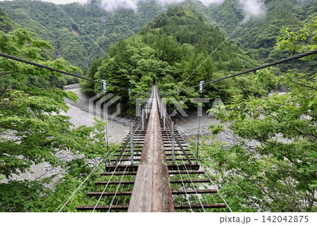 寸又川に架かる吊橋 寸又川に架かる吊橋 142042875