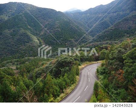 屋久島の雄大な山々と森林を走る美しいワインディングロード 屋久島の雄大な山々と森林を走る美しいワインディングロード 142043028