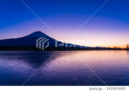 【静岡県】夜明け前の田貫湖に三日月昇る、富士山 142043045