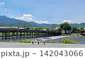 京都・嵐山の渡月橋と夏の風景 142043066