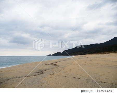 屋久島・永田浜に広がる美しい砂浜と青い海 屋久島・永田浜に広がる美しい砂浜と青い海 142043231