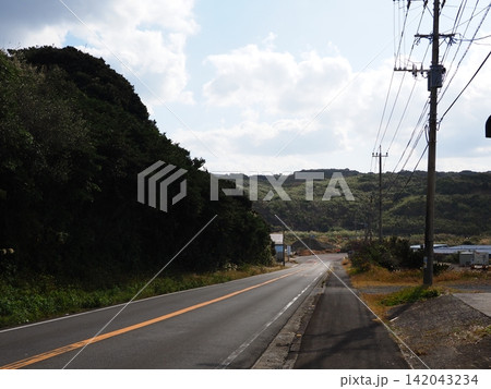 種子島の緑豊かな丘陵地を走る道路 種子島の緑豊かな丘陵地を走る道路 142043234