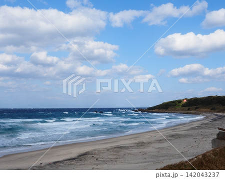青空の下で白波が押し寄せる種子島の美しい海岸 青空の下で白波が押し寄せる種子島の美しい海岸 142043237