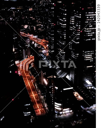 東京都庁展望室からの夜景と輝く東京の街並み 東京都庁展望室からの夜景と輝く東京の街並み 142043339