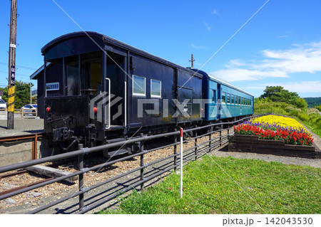 幌似鉄道記念館の保存車両と素敵な花壇 142043530