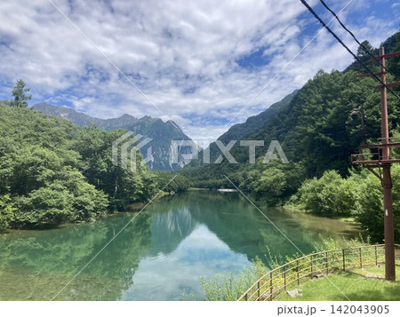 上高地と大正池 清流に映り込む穂高連峰と緑豊かな樹木が美しい夏の上高地風景 142043905