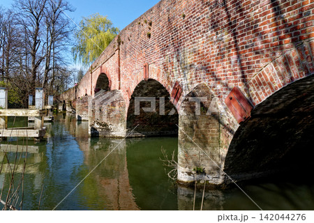 Low Angle Perspective of Historic Brick Sonning Bridge Arches and Wooden Piling over River Thames 142044276