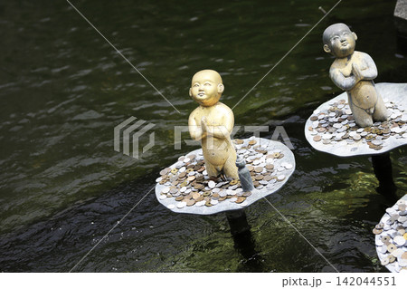 池に浮かぶ手を合わせる童子たち 池に浮かぶ手を合わせる童子たち 142044551