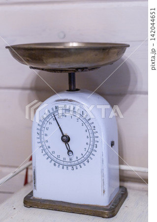 Vintage mechanical kitchen scale with metal weighing pan and dial indicator 142044651