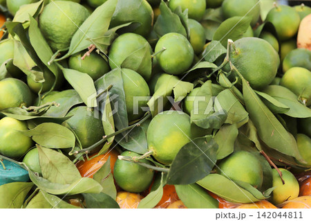 Green mandarin at fruit market Green mandarin at fruit market 142044811