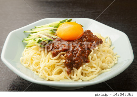 ジャージャー麺 142045363