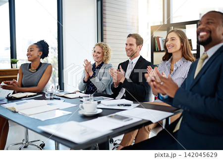 Clapping hands, presentation and business people in office for corporate finance seminar or workshop. Happy, teamwork and group of financial advisors with applause for conference, meeting or training 142045629