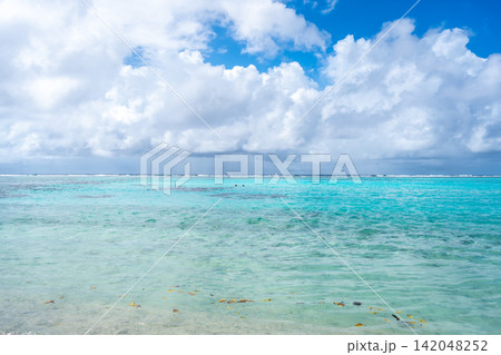 Motu Mahare and Coral Garden, Huahine, French Polynesia, with turquoise waters Motu Mahare and Coral Garden, Huahine, French Polynesia, with turquoise waters 142048252