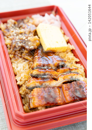 美味しい鰻と牛肉の弁当 美味しい鰻と牛肉の弁当 142051644