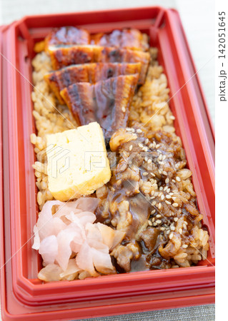 美味しい鰻と牛肉の弁当 142051645