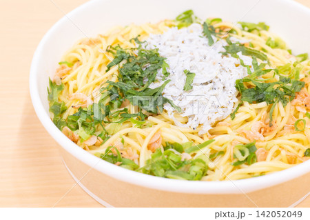 おいしいシラスと大葉と小海老のパスタ おいしいシラスと大葉と小海老のパスタ 142052049