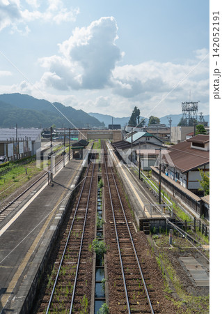 岐阜県飛騨市古川町、飛騨古川駅の線路と入道雲の広がる縦構図 岐阜県飛騨市古川町、飛騨古川駅の線路と入道雲の広がる縦構図 142052191