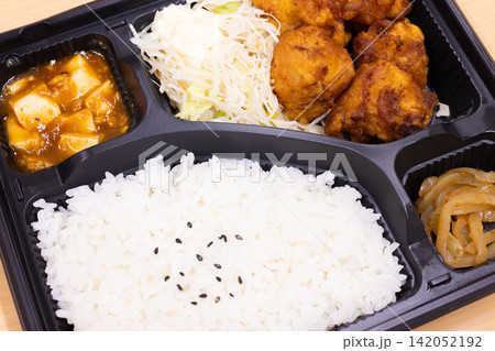 おいしい中華弁当の鶏唐揚げ弁当 おいしい中華弁当の鶏唐揚げ弁当 142052192