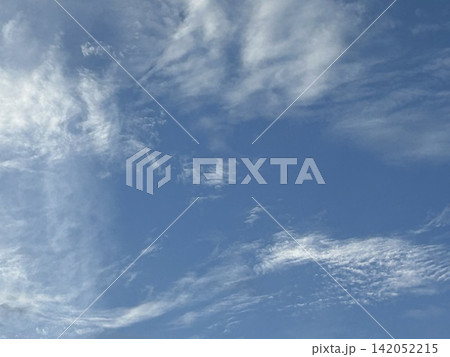青空と白い雲 142052215