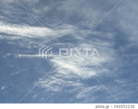 青空に広がる雲 142052216