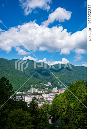 夏の下呂温泉街 遠景《岐阜県 下呂市》 142052233