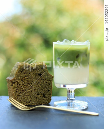 抹茶アイスラテと抹茶パウンドケーキ 抹茶アイスラテと抹茶パウンドケーキ 142052295