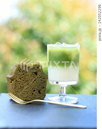 抹茶ラテと抹茶パウンドケーキ 抹茶ラテと抹茶パウンドケーキ 142052296