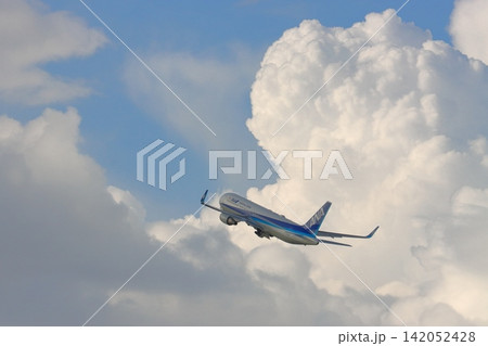 夏空に離陸する飛行機 上昇する旅客機 夏空に離陸する飛行機 上昇する旅客機 142052428