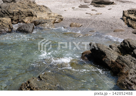 神奈川県 三浦半島 城ヶ島の波打ち際 神奈川県 三浦半島 城ヶ島の波打ち際 142052488