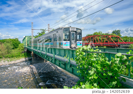 【大糸線】烏川を渡る列車【安曇野市穂高】 【大糸線】烏川を渡る列車【安曇野市穂高】 142052639