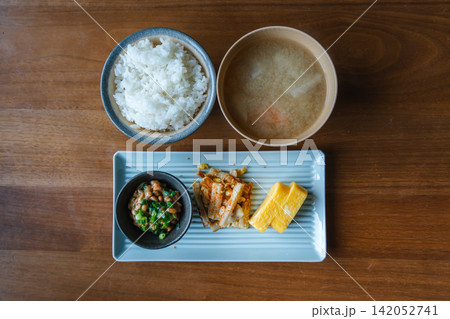 木目のテーブルに並んだ和朝食の俯瞰ショット 142052741