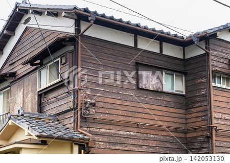 老朽化が進む古い住宅 老朽化が進む古い住宅 142053130