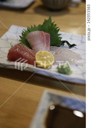 3種類の刺身の盛り合わせ。わさび、醤油、レモン添え。 3種類の刺身の盛り合わせ。わさび、醤油、レモン添え。 142053563