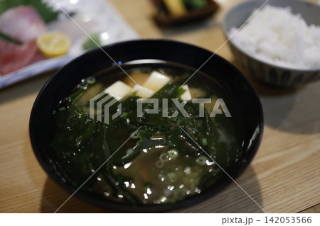 わかめたっぷりの味噌汁。豆腐入り。黒い器。和食。 142053566