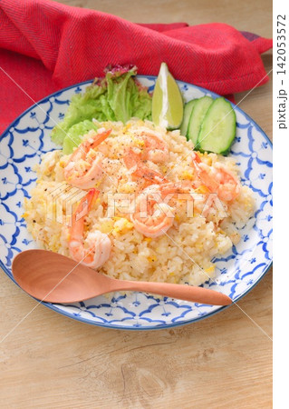 タイ風、海老チャーハン。エスニック料理、タイ料理、タイ風えび炒飯。カオ パット クン。 タイ風、海老チャーハン。エスニック料理、タイ料理、タイ風えび炒飯。カオ パット クン。 142053572