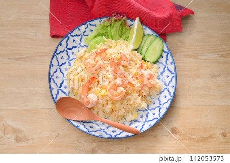タイ風、海老チャーハン。エスニック料理、タイ料理、タイ風えび炒飯。カオ パット クン。 タイ風、海老チャーハン。エスニック料理、タイ料理、タイ風えび炒飯。カオ パット クン。 142053573