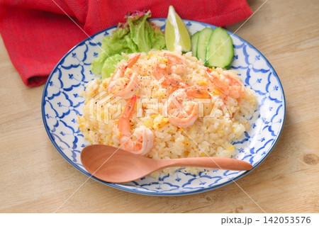 タイ風、海老チャーハン。エスニック料理、タイ料理、タイ風えび炒飯。カオ パット クン。 タイ風、海老チャーハン。エスニック料理、タイ料理、タイ風えび炒飯。カオ パット クン。 142053576