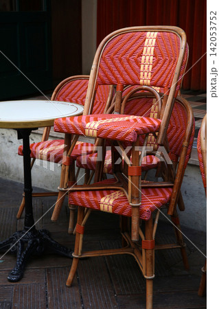 フランス・パリのカフェに並べられた椅子 フランス・パリのカフェに並べられた椅子 142053752