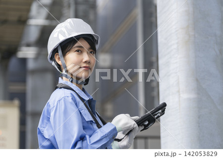 タブレットを持った女性作業員 タブレットを持った女性作業員 142053829