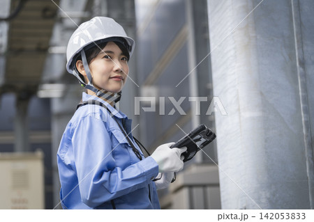 タブレットを持った女性作業員 タブレットを持った女性作業員 142053833