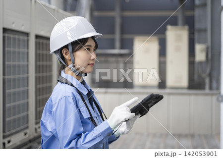 タブレットを持った女性作業員 タブレットを持った女性作業員 142053901