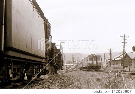 昭和44年 宗谷本線 南稚内駅 蒸気機関車c55とディーゼルカーキハ22 北海道 記録写真 昭和44年 宗谷本線 南稚内駅 蒸気機関車c55とディーゼルカーキハ22 北海道 記録写真 142053907