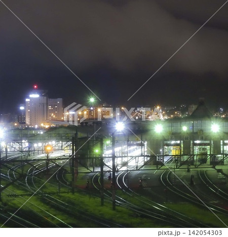 【トリミング比率変更レタッチ】JR函館運輸所の夜景 【トリミング比率変更レタッチ】JR函館運輸所の夜景 142054303